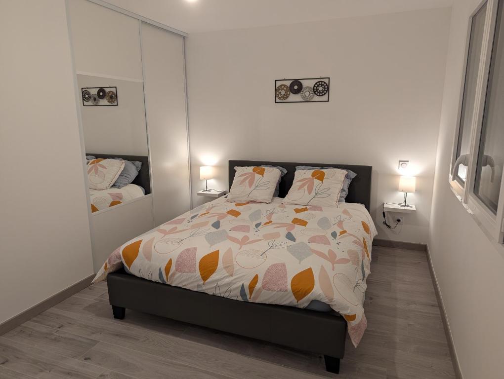 a bedroom with a bed and two lamps at Une Villa En Montagne in Marnaz