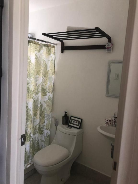 Ένα μπάνιο στο Studio Condo unit in Amaia Steps Novaliches