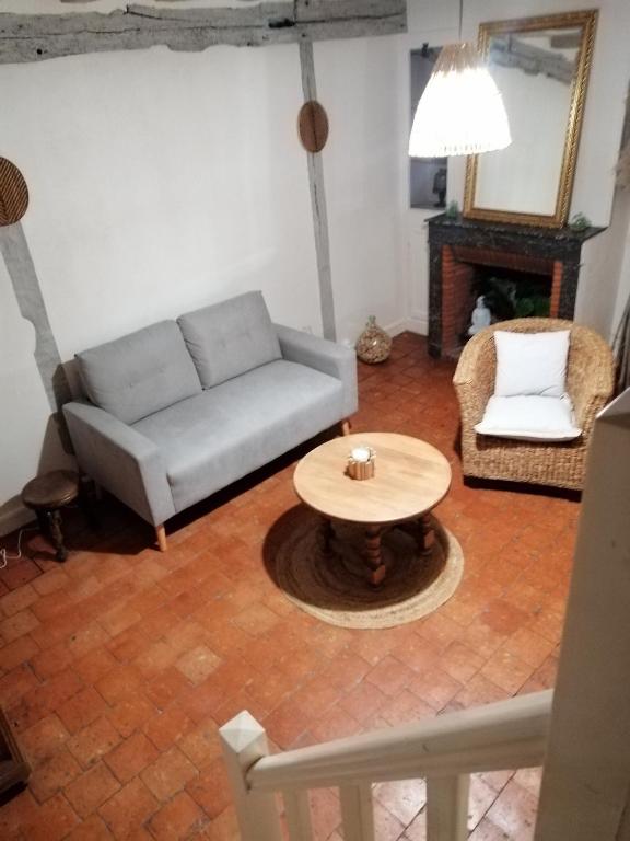 un salon avec un canapé et une table dans l'établissement Clameli, à Gien