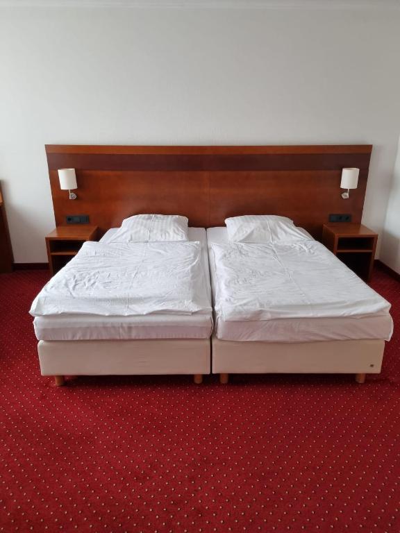 Postel nebo postele na pokoji v ubytování Hotel am Rosenpark