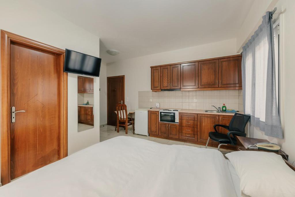 O Fotis Studios & Apartments - 2