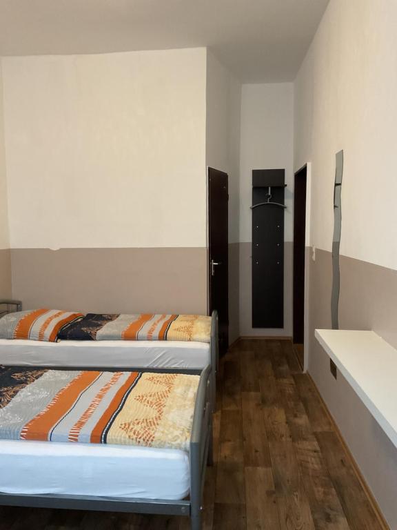 Pension&Hostel Anna - Monteurzimmer - Quarto Triplo Com Banheiro Privativo