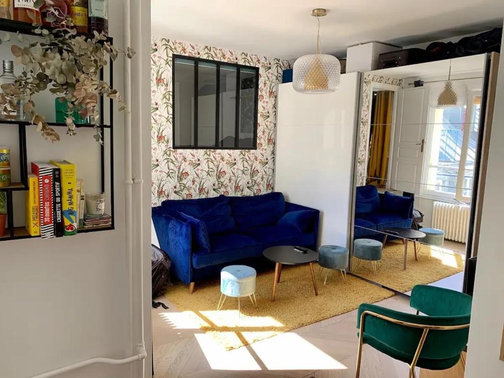 un salon avec un canapé bleu et des chaises dans l'établissement New & cosy beautiful apt close Marais!, à Paris