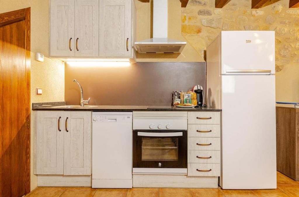 Kuchyň nebo kuchyňský kout v ubytování Casa rural Lo Niu