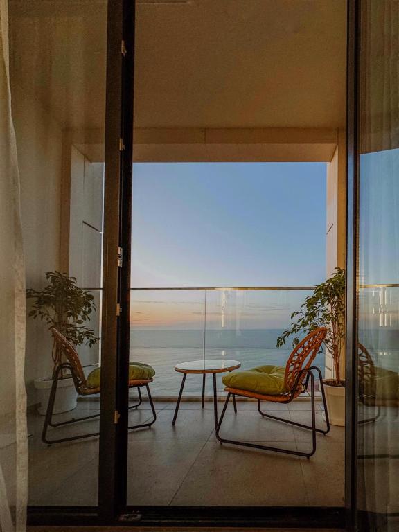 une vue d'un balcon avec une table et des chaises dans l'établissement Hygge VIP Haven by NEXT WHITE, à Batoumi
