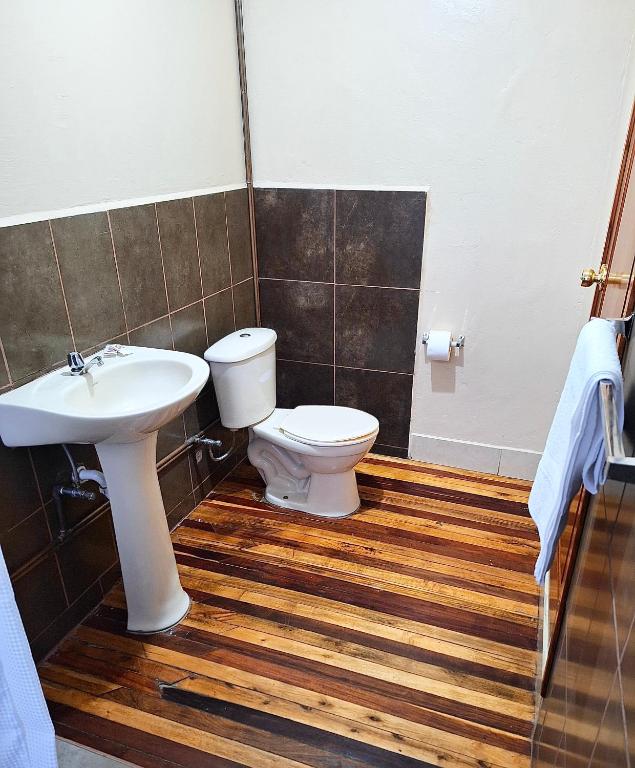 Koupelna v ubytování Travel Hotel Quito