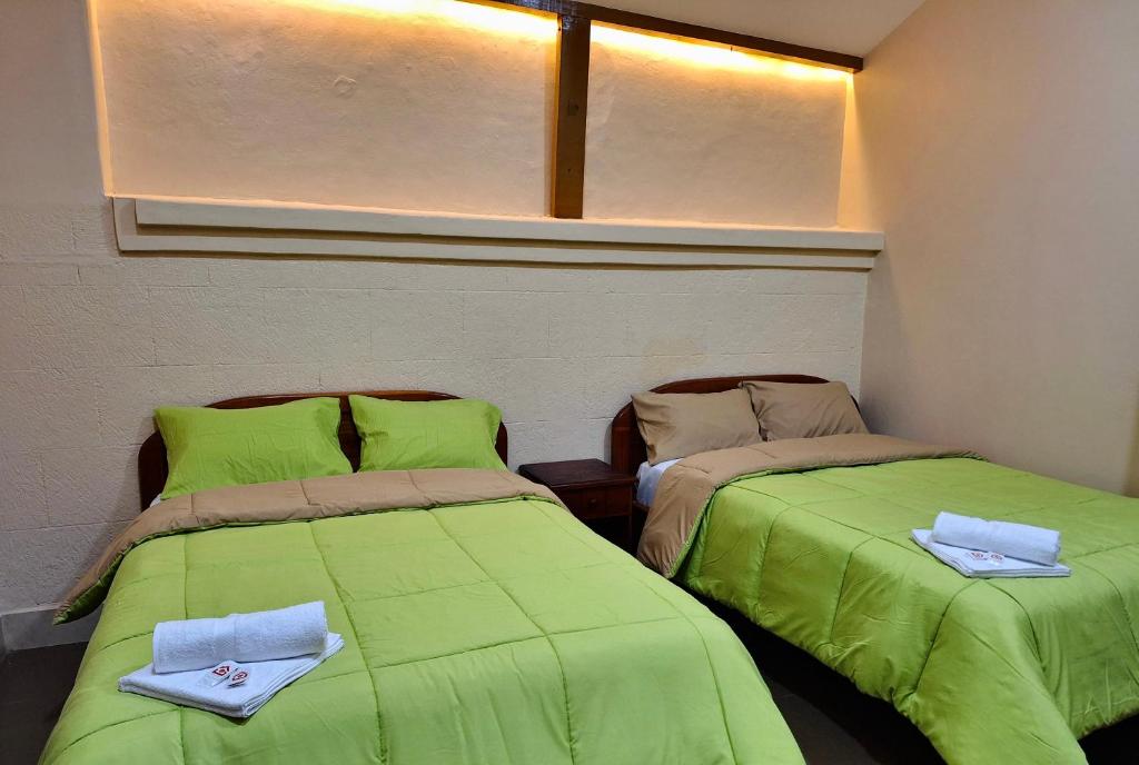 Postel nebo postele na pokoji v ubytování Travel Hotel Quito