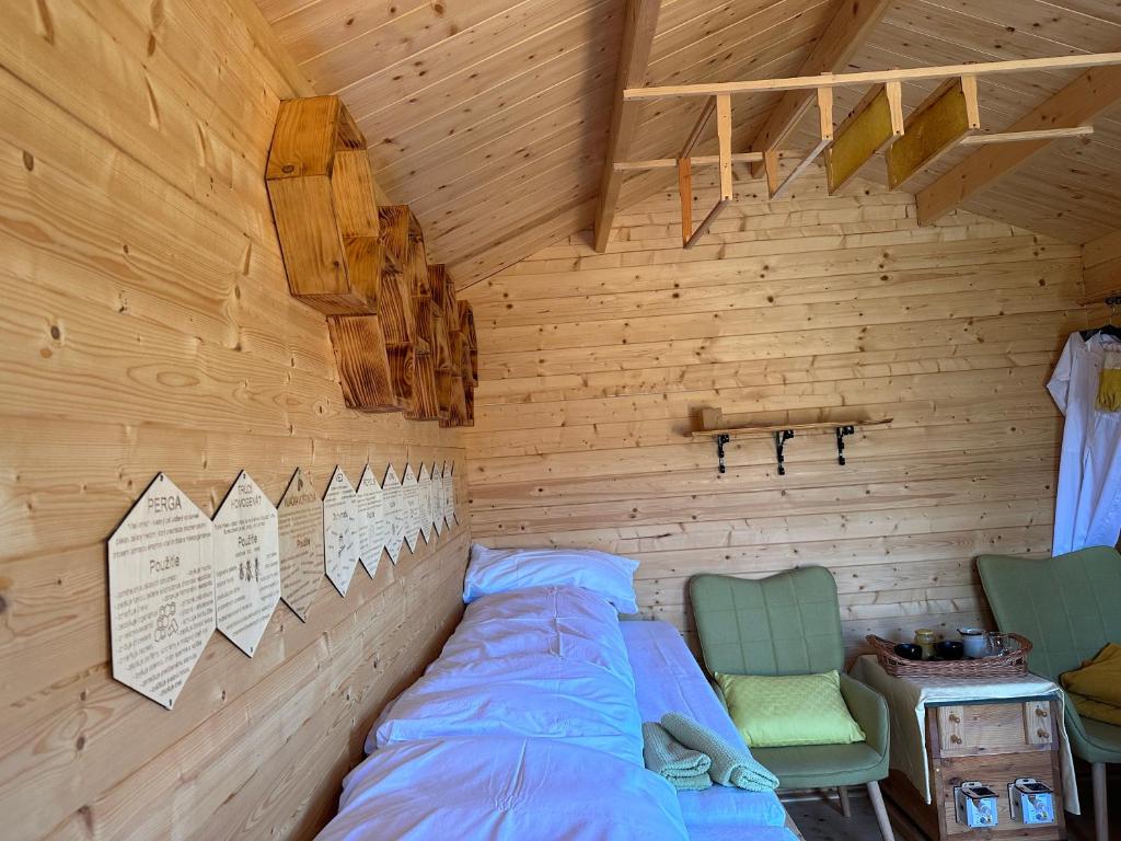 Postel nebo postele na pokoji v ubytování Apidomček na Gazdovom dvore