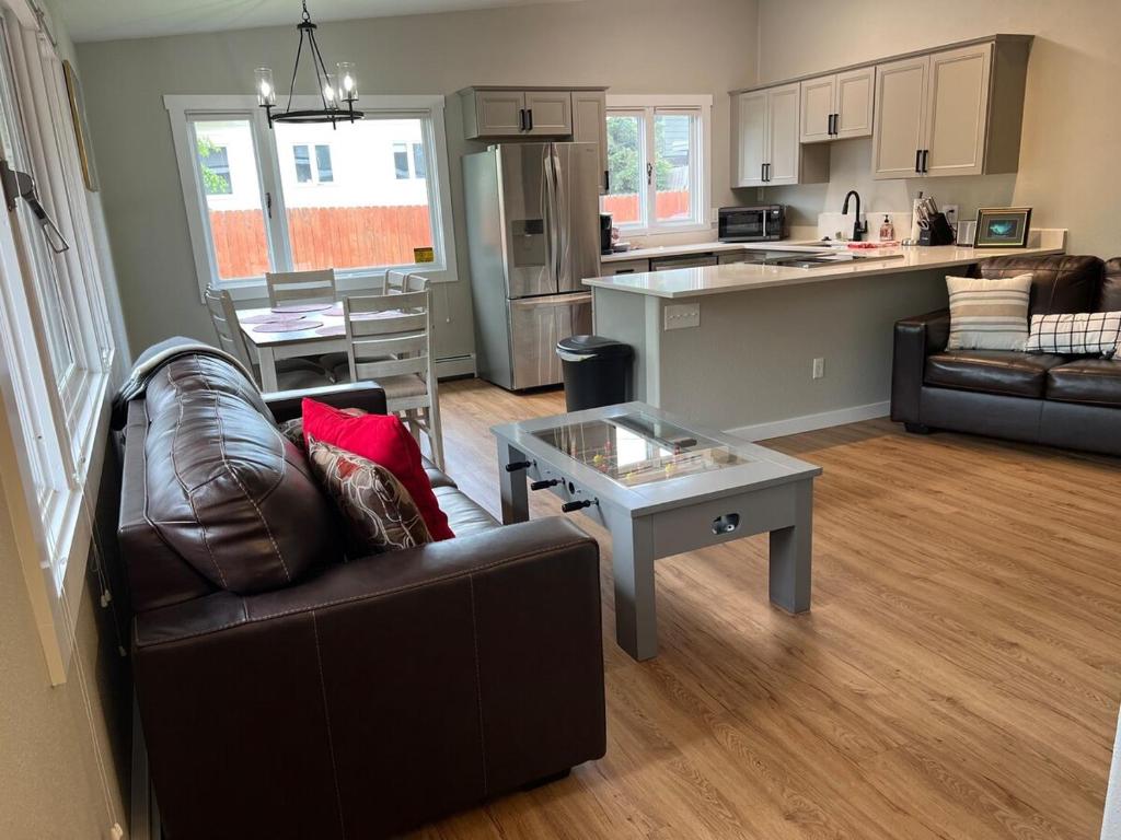 Kuchyň nebo kuchyňský kout v ubytování 2BD 2BR Downtown Westchester Sleeps 2 to 6