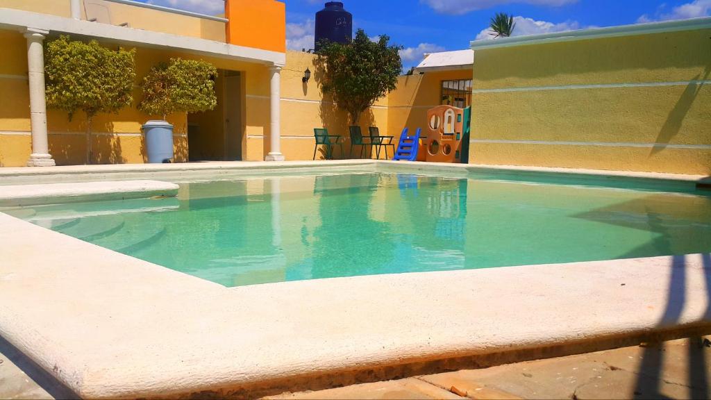 Bazén v ubytování Hotel El Marques nebo v jeho okolí