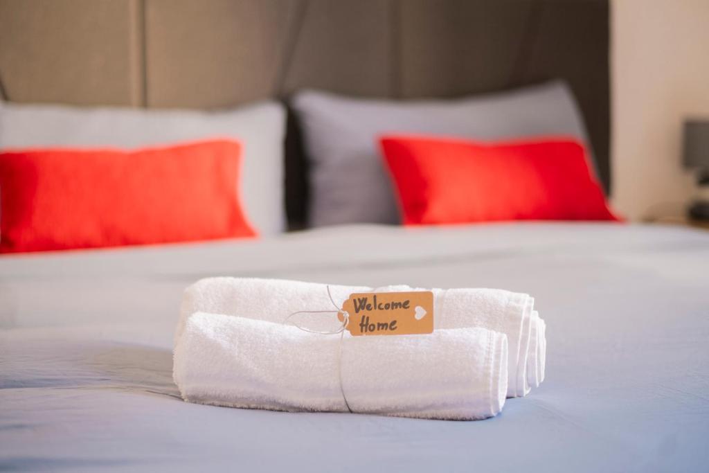 ロッツァーノにあるLa Maison di Grace vicino Humanitas & Forumのベッドの上に置かれたタオルの山