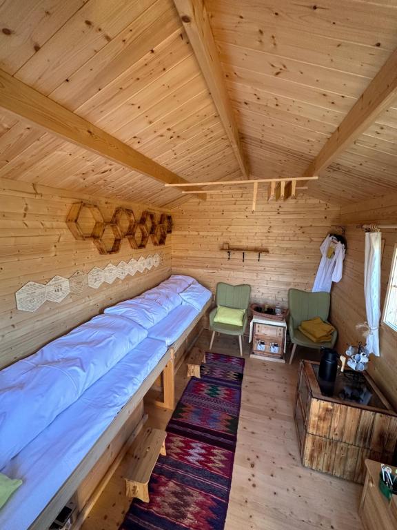 Postel nebo postele na pokoji v ubytování Apidomček na Gazdovom dvore