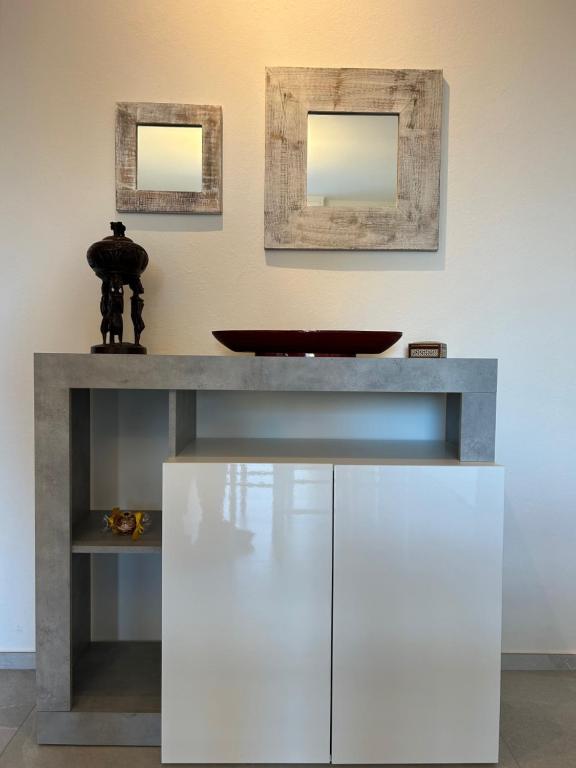 un mostrador con fregadero y 2 espejos en la pared en Dalla Irma Appartamento Vacanze Bellaria, en Bellaria-Igea Marina