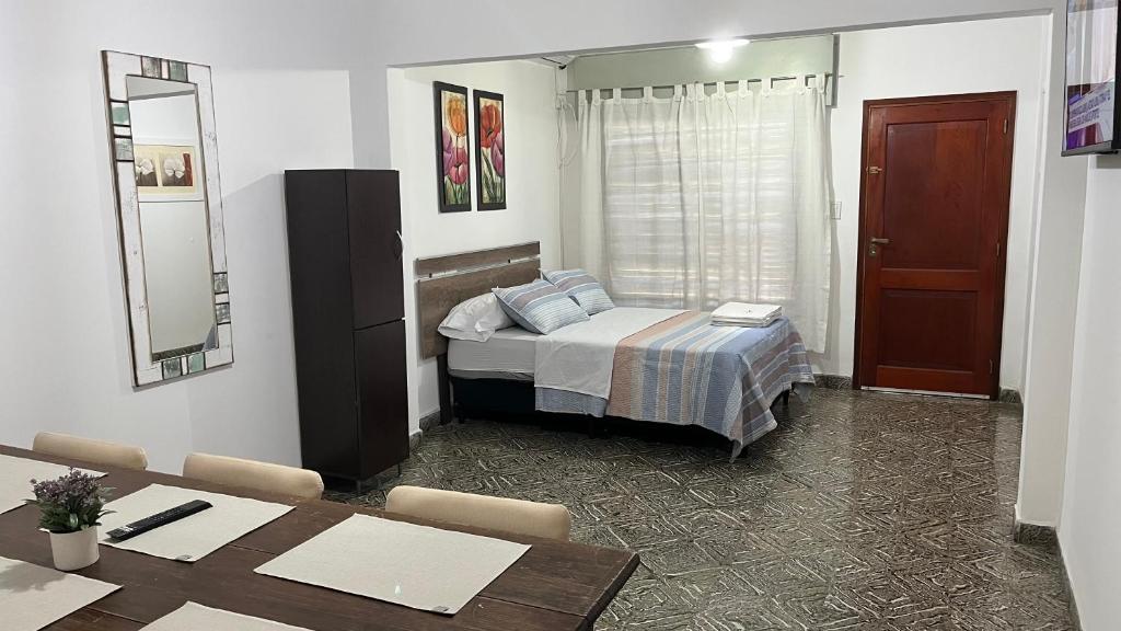 ビヤ・マリアにあるLOS TATOS 2 con cocheraのベッドとテーブルと椅子のある寝室