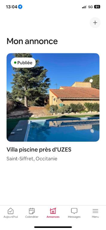 une page d'une page Web avec une photo d'une maison dans l'établissement Villa piscine Uzes, à Saint-Siffret