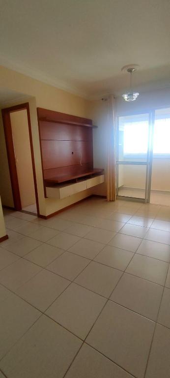 una stanza vuota con panchina e finestra di Apartamento para o Carnaval a Salvador