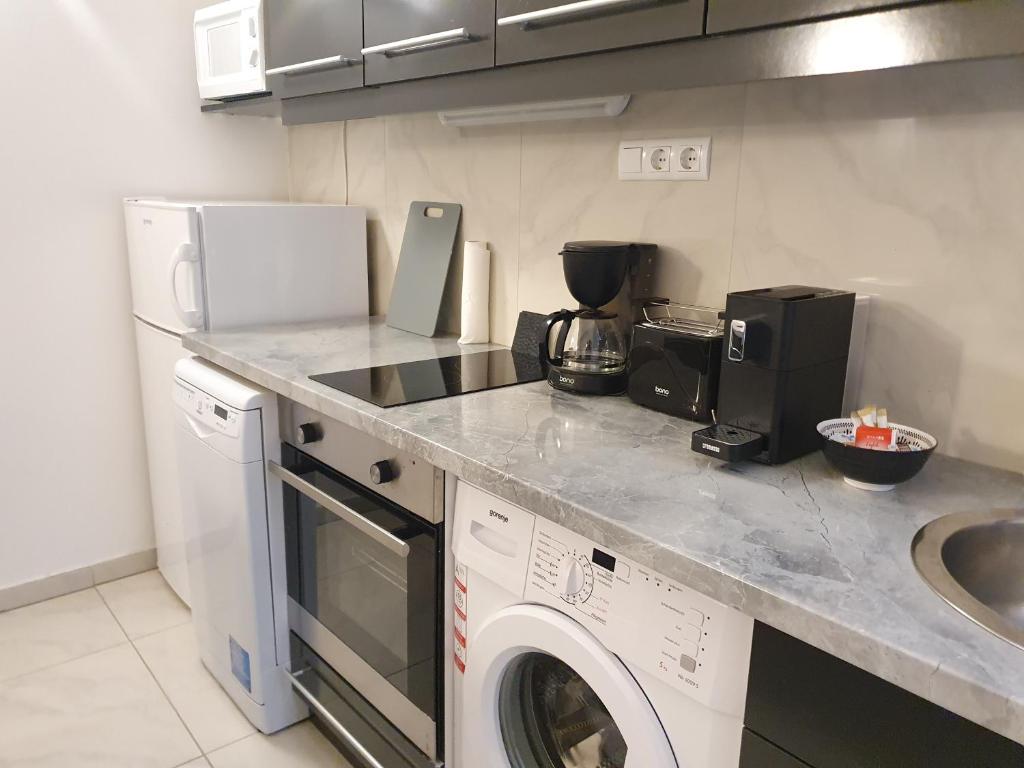 Una cocina o cocineta en Carlton Suites