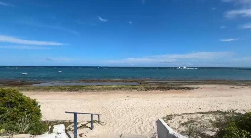 a sandy beach with the ocean in the background at Casa Luxuosa na Praia do Frances in Marechal Deodoro
