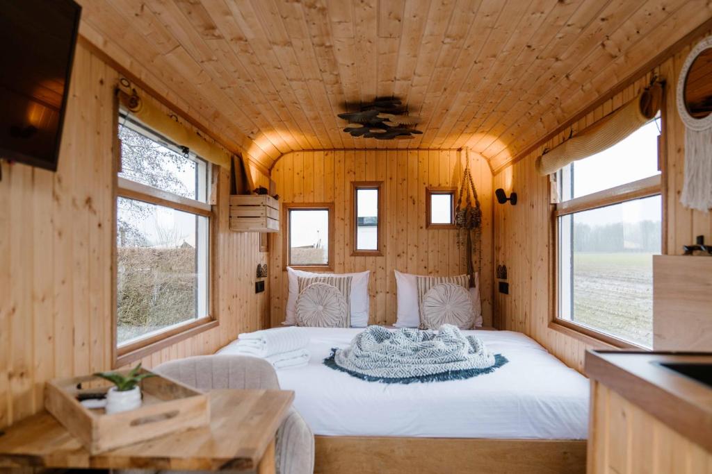 a bed in the middle of a tiny house at CRASH'NSTAY - Sebastian in Sprang-Capelle