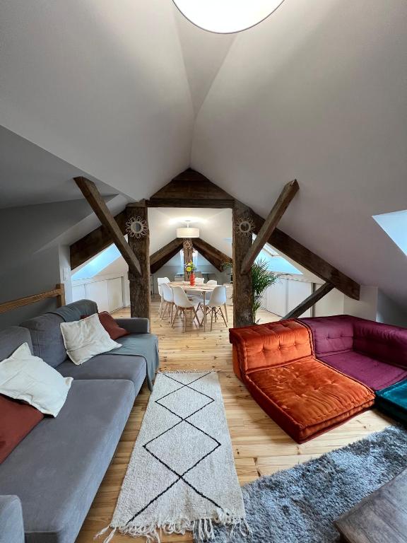 un salon avec un canapé et une table dans l'établissement Appartement au cœur de Cauterets - vue montagne - Wifi, à Cauterets