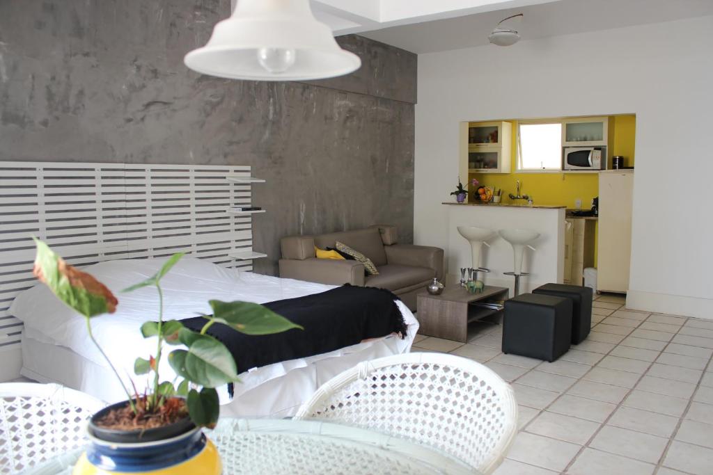 1 dormitorio con 1 cama y sala de estar en Loft em Copacabana Posto 6, en Río de Janeiro
