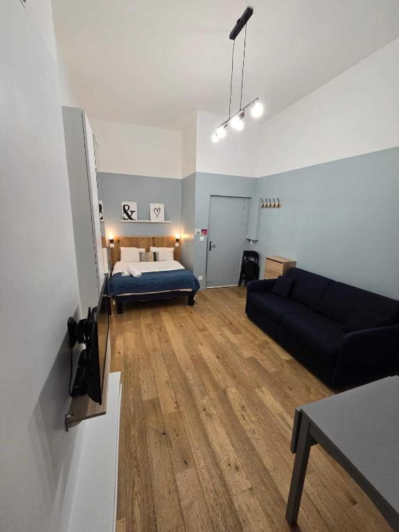 un salon avec un lit et un canapé dans l'établissement Studio Aboukir 1, à Paris