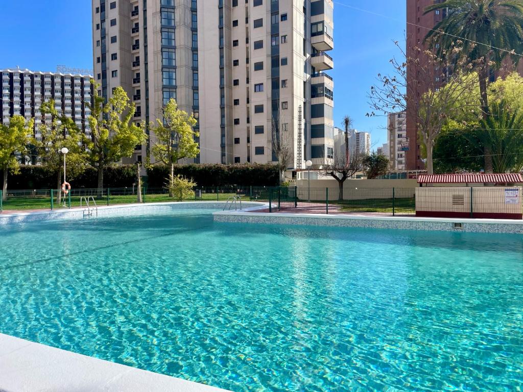 Amplio apartamento con piscina y pistas de tenis en Benidorm
