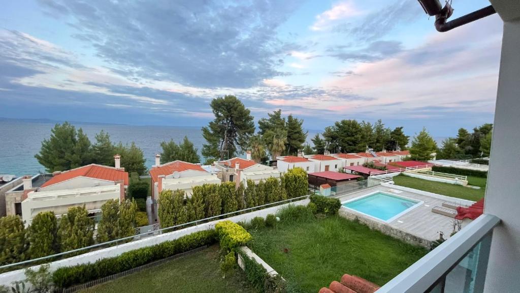 Πισίνα στο ή κοντά στο Lena's House Kriopigi
