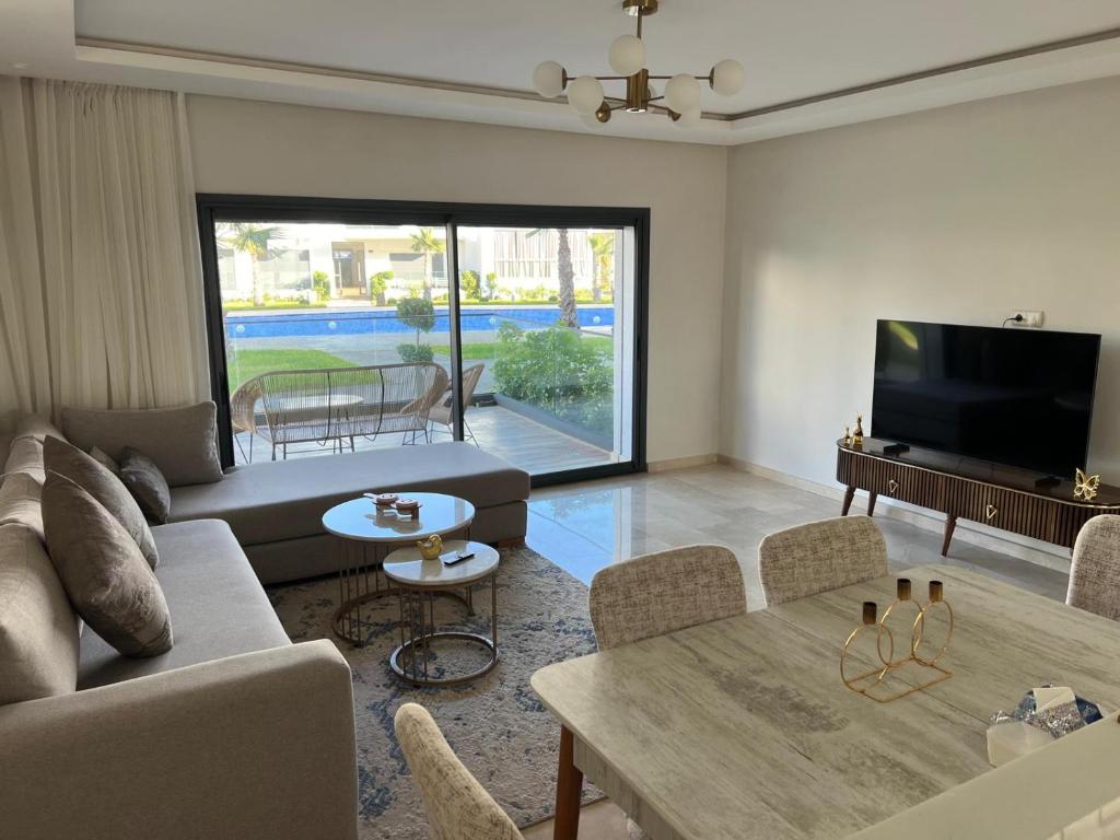 Luxury 2 bedroom flat in Tamaris Dar Bouazzaにあるテレビまたはエンターテインメントセンター