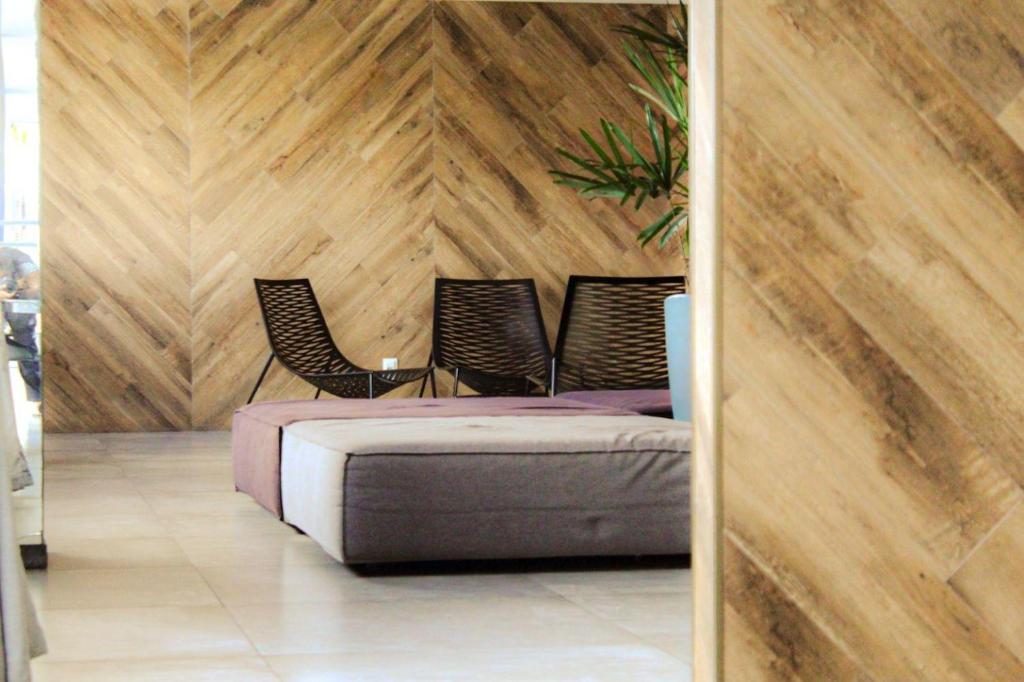 een kamer met een bed en stoelen. bij Edf Time, aconchegante e muito bem localizado Apt 1122 in Maceió