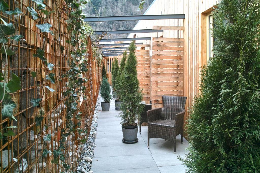 Um jardim no exterior de S'Matt Bob