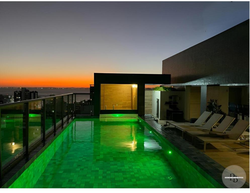ein Schwimmbad auf dem Dach eines Gebäudes in der Unterkunft Pôr do Sol na Barra I in Salvador