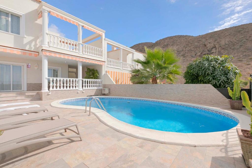 Townhouse with private pool!