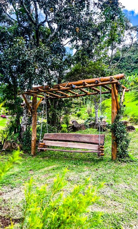 Um jardim em Chalé Araucária- Vale das Pedras MG