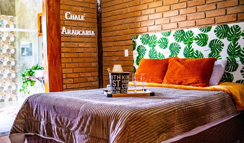 Cama ou camas em um quarto em Chalé Araucária- Vale das Pedras MG