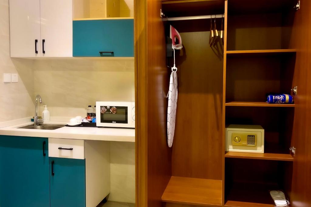 Kuchyň nebo kuchyňský kout v ubytování Daar AL Maqam Suites Apartments Salalah