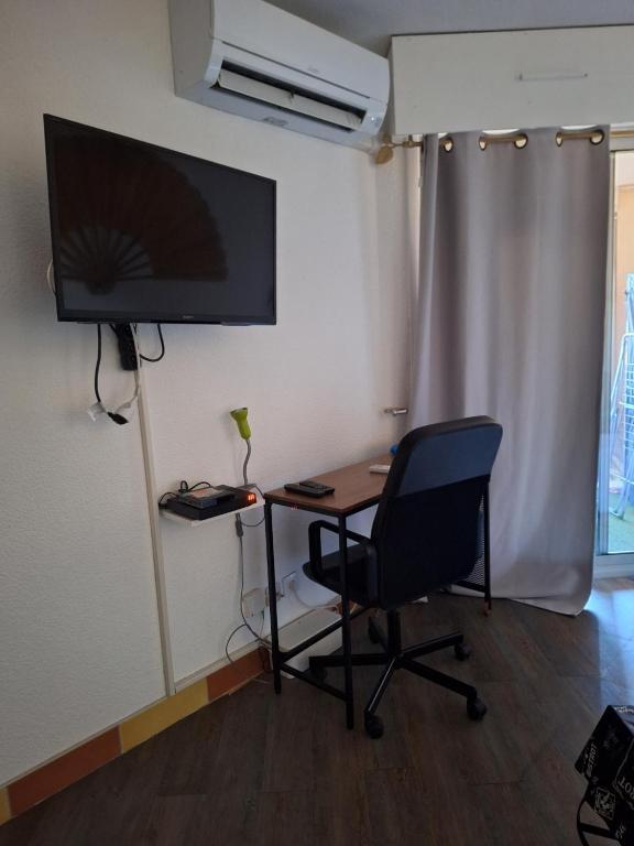 Televízia a/alebo spoločenská miestnosť v ubytovaní appartement au LAGON BLEU à Fréjus, garage, tennis & piscine 1200 M2