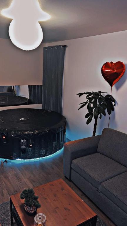 - un salon avec un canapé et un cœur sur le mur dans l'établissement Meluninlove, à Melun