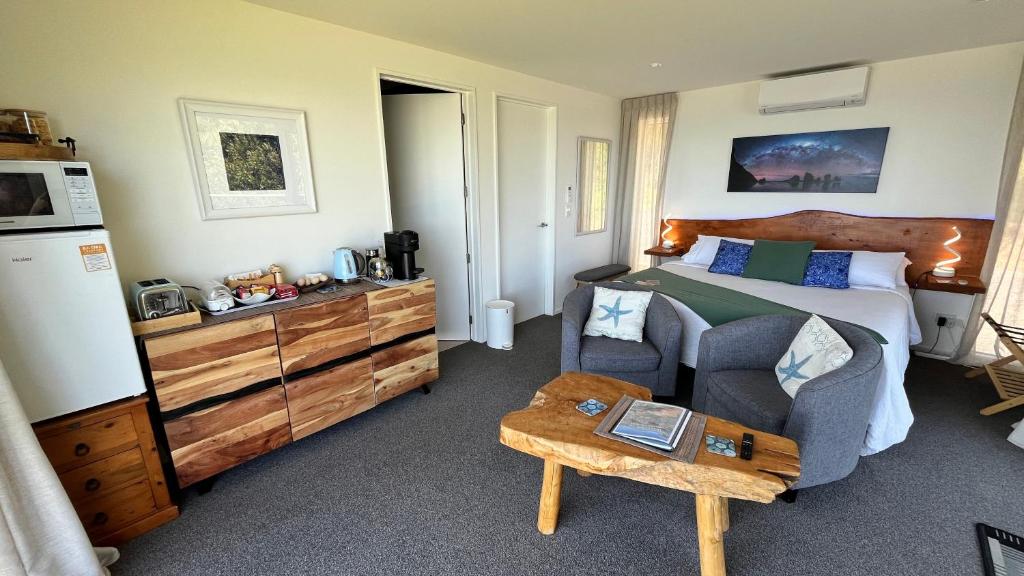 Postel nebo postele na pokoji v ubytování View With A Room NZ - Boutique Beachfront Accommodation on the Great Coast Road