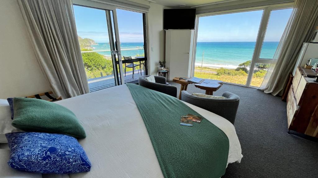 Postel nebo postele na pokoji v ubytování View With A Room NZ - Boutique Beachfront Accommodation on the Great Coast Road