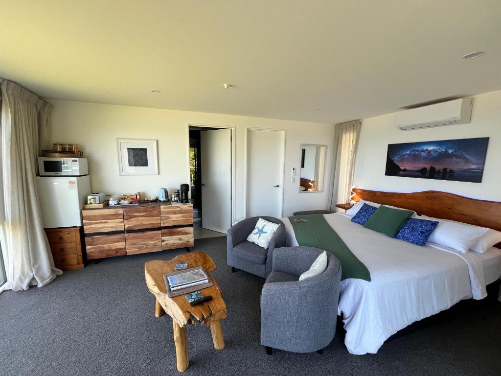 Posezení v ubytování View With A Room NZ - Boutique Beachfront Accommodation on the Great Coast Road