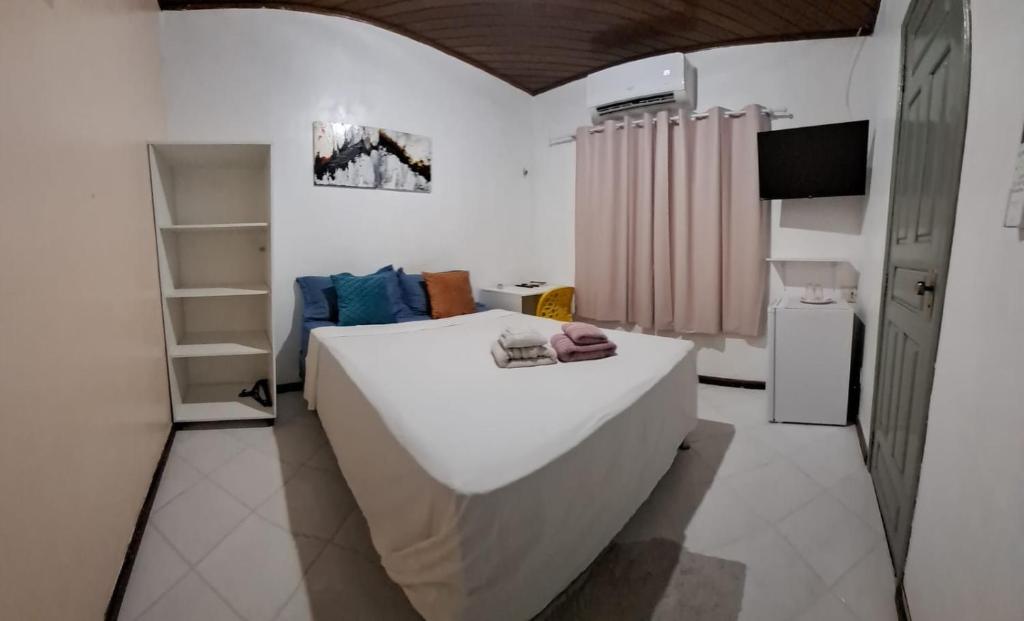 A bed or beds in a room at Suíte com ar condicionado próximo ao Estádio Mangueirão