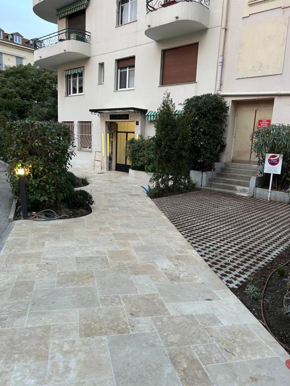 une passerelle devant un bâtiment dans l'établissement Le 29 Promenade des Anglais - Golden Square, à Nice
