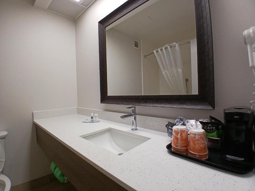 Comfort Inn near Downtown & Blue Ridge PKWY - Superior King Room - Non-Smoking