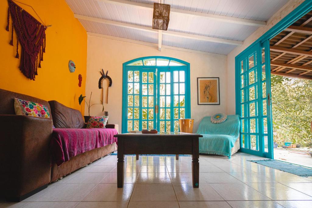 Χώρος καθιστικού στο Casa Cachoeira Wi-Fi 3 quartos