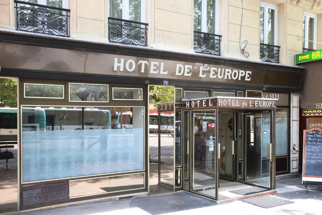 un hotel de europe en una calle de la ciudad en Grand Hôtel De L'Europe en París