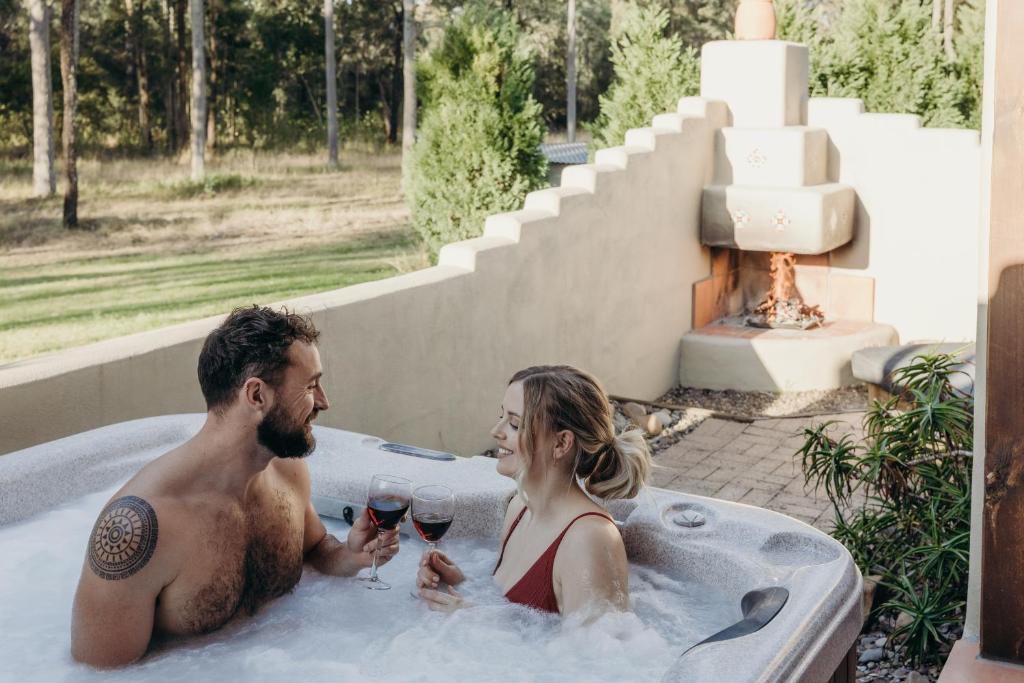 Hosté ubytování Casa La Vina Pokolbin - Romantic Villas with Outdoor Hot Tubs and Fireplaces