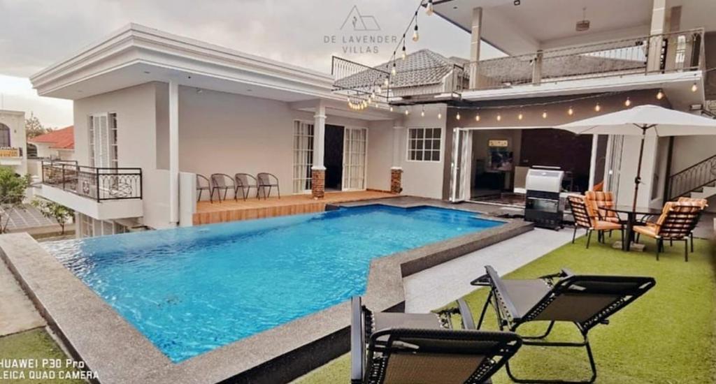 basen w środku domu w obiekcie De Lavender Villa 1 w mieście Citaringgul 1