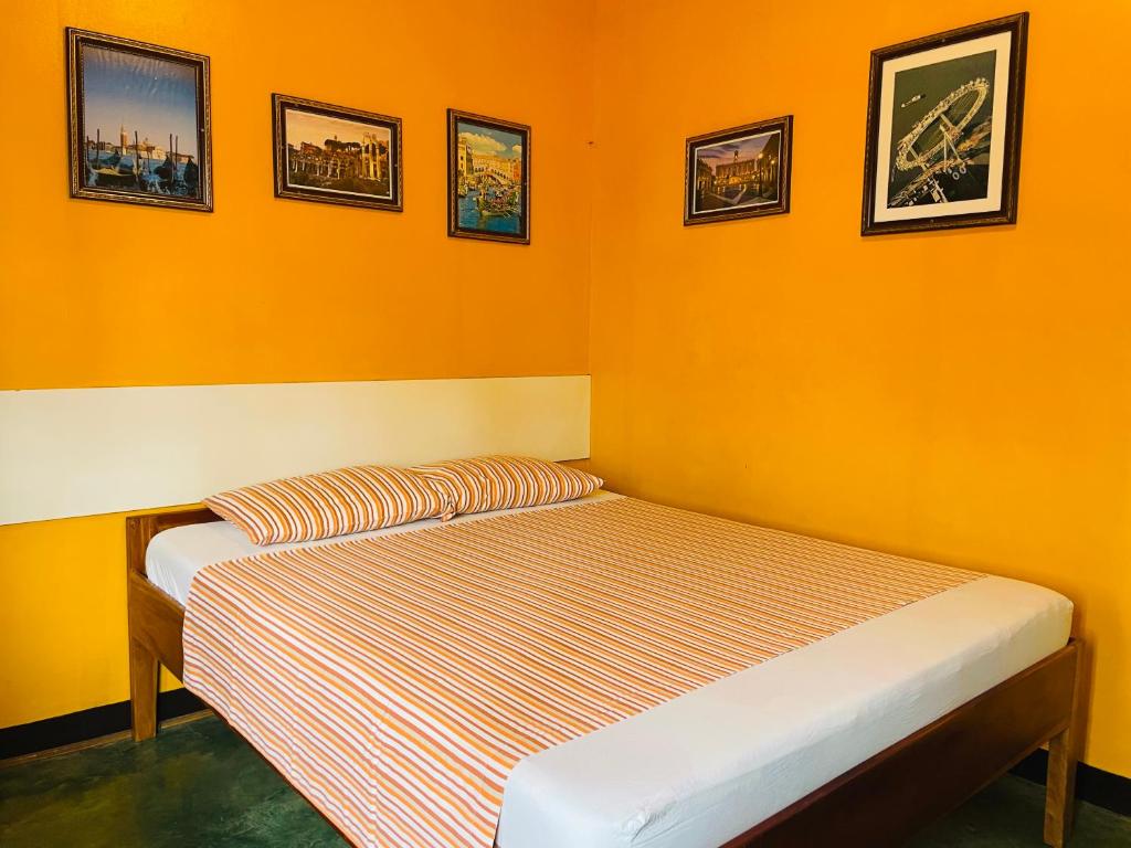 Postel nebo postele na pokoji v ubytování Citadel Alona Inn