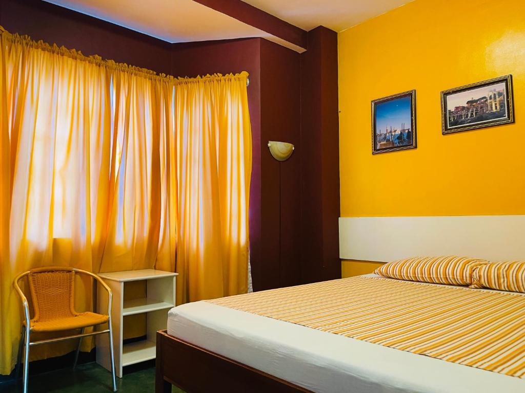 Postel nebo postele na pokoji v ubytování Citadel Alona Inn